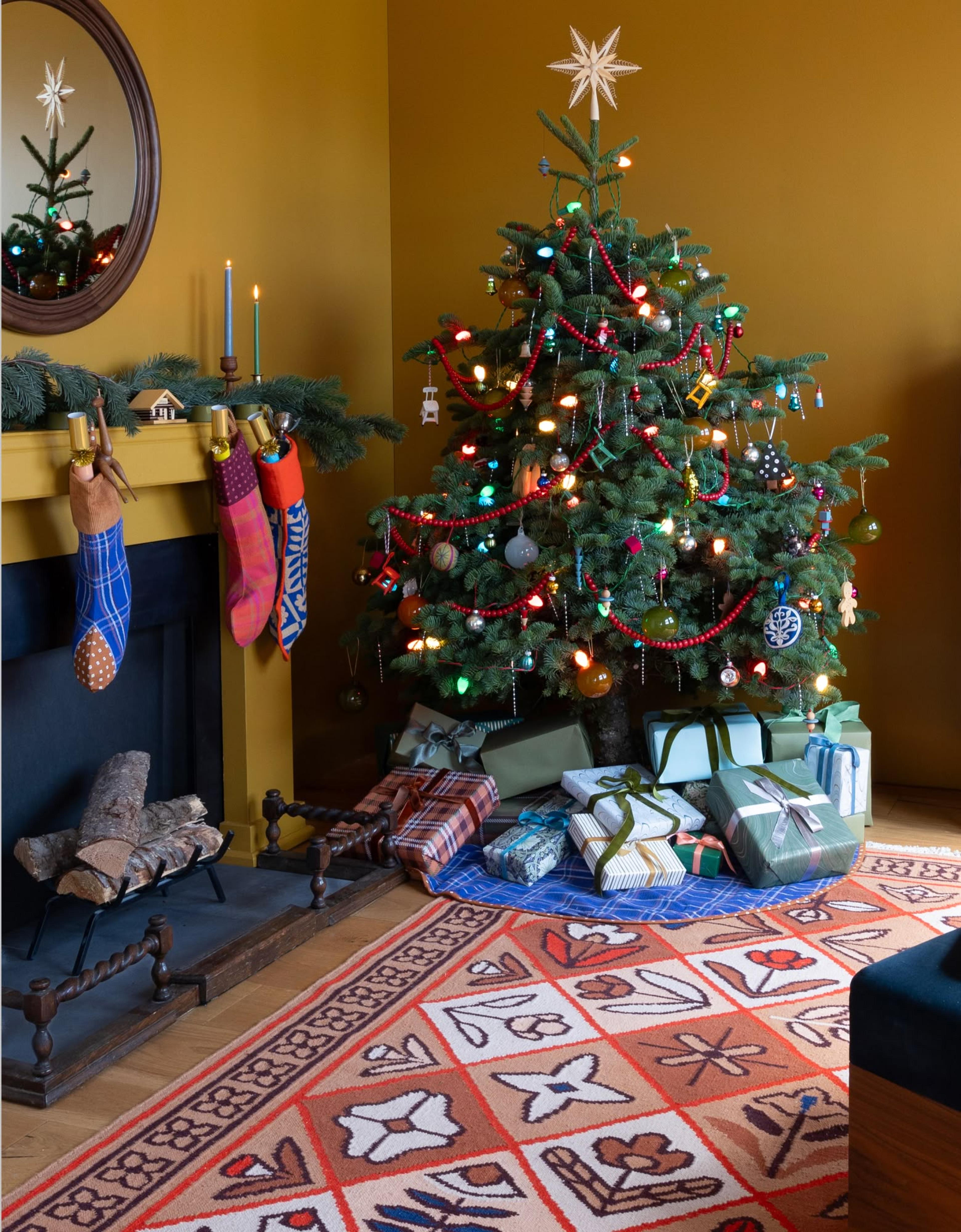 Festive living room with Linnea Wool Flatweave Rug
