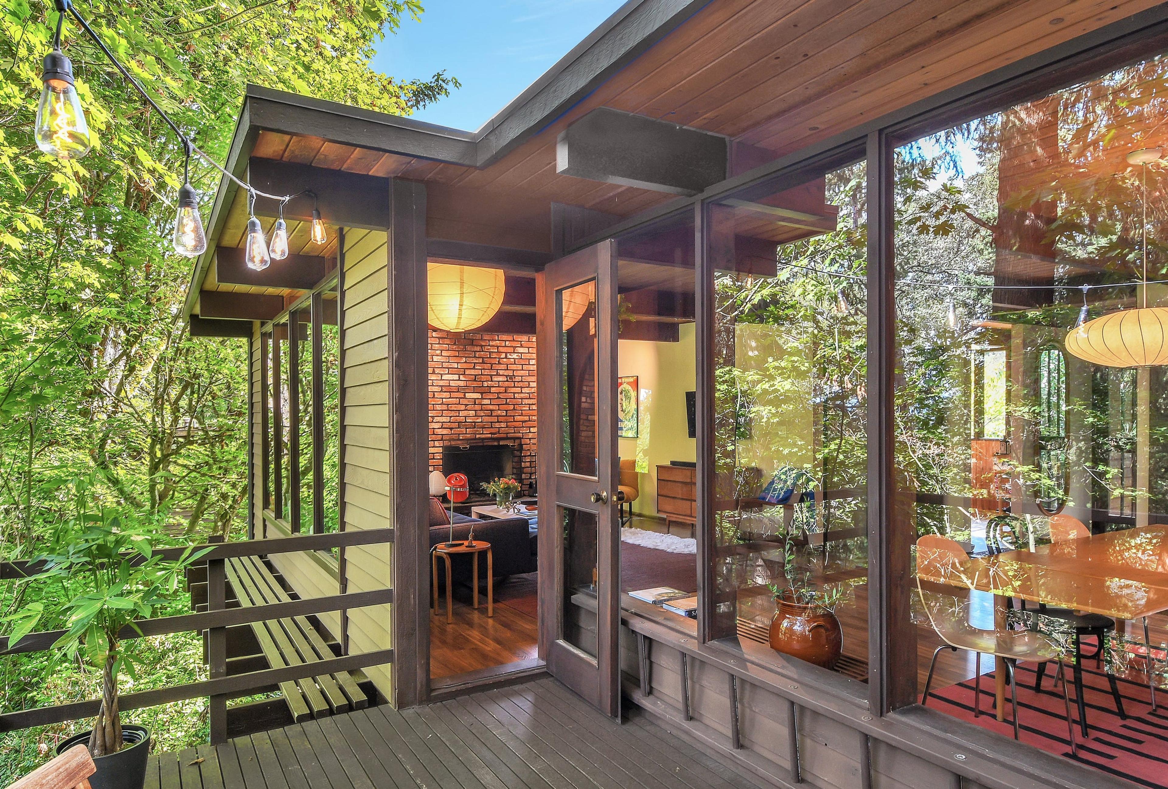 Step Inside: A 1975 John Burrows Home