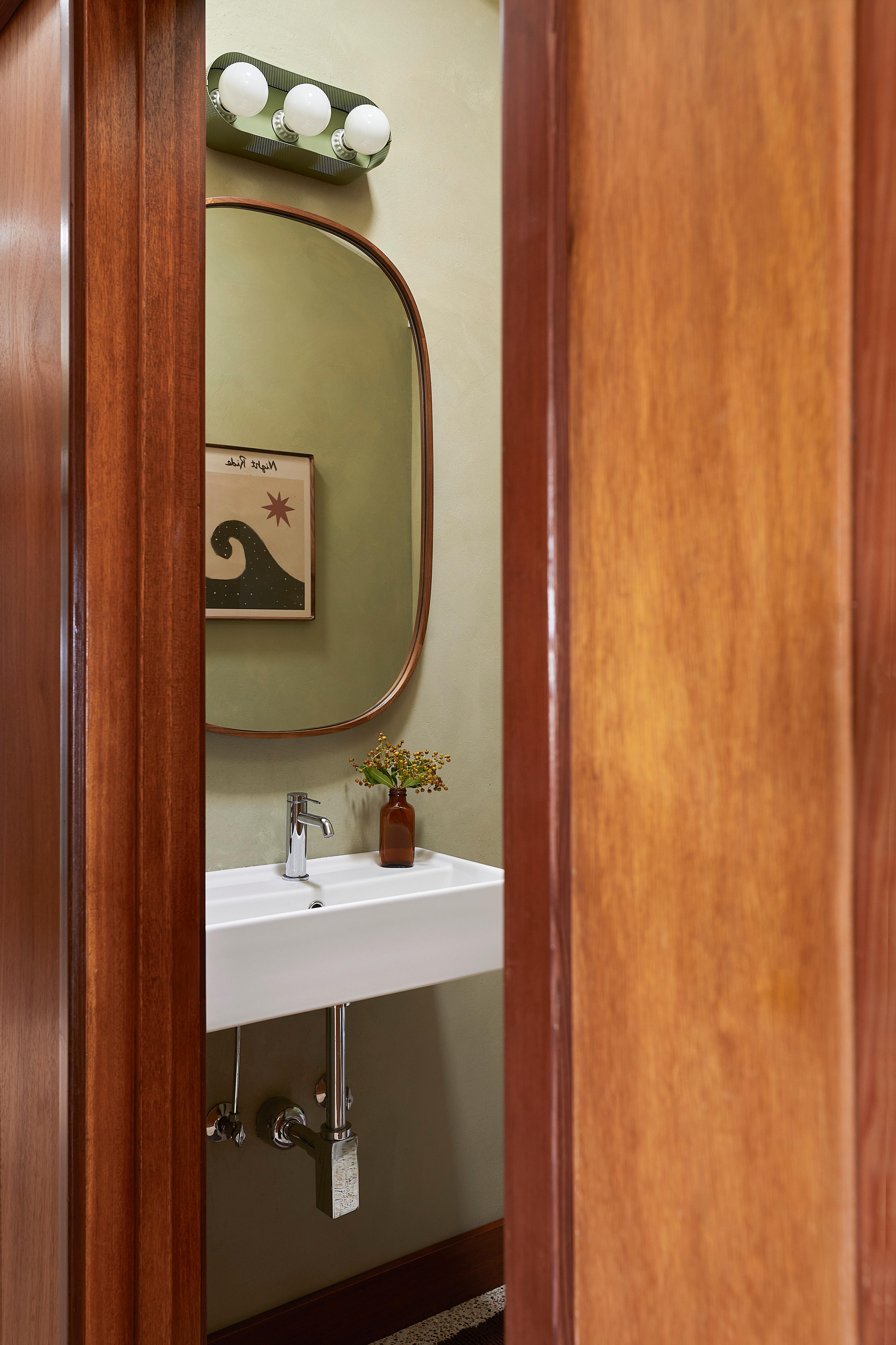 Modern bathroom.