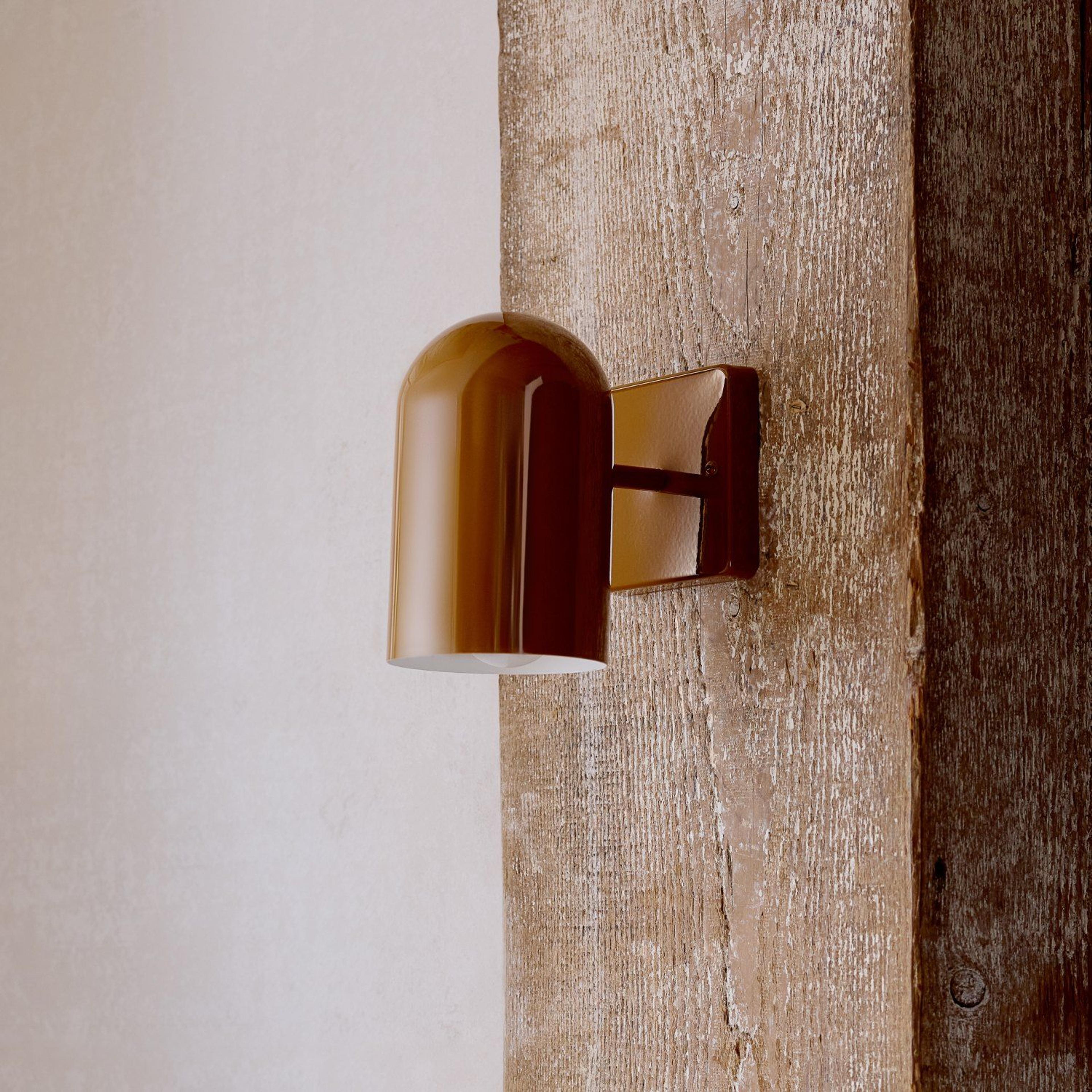 ALLEGHENY sconce in butterscotch on a wooded post