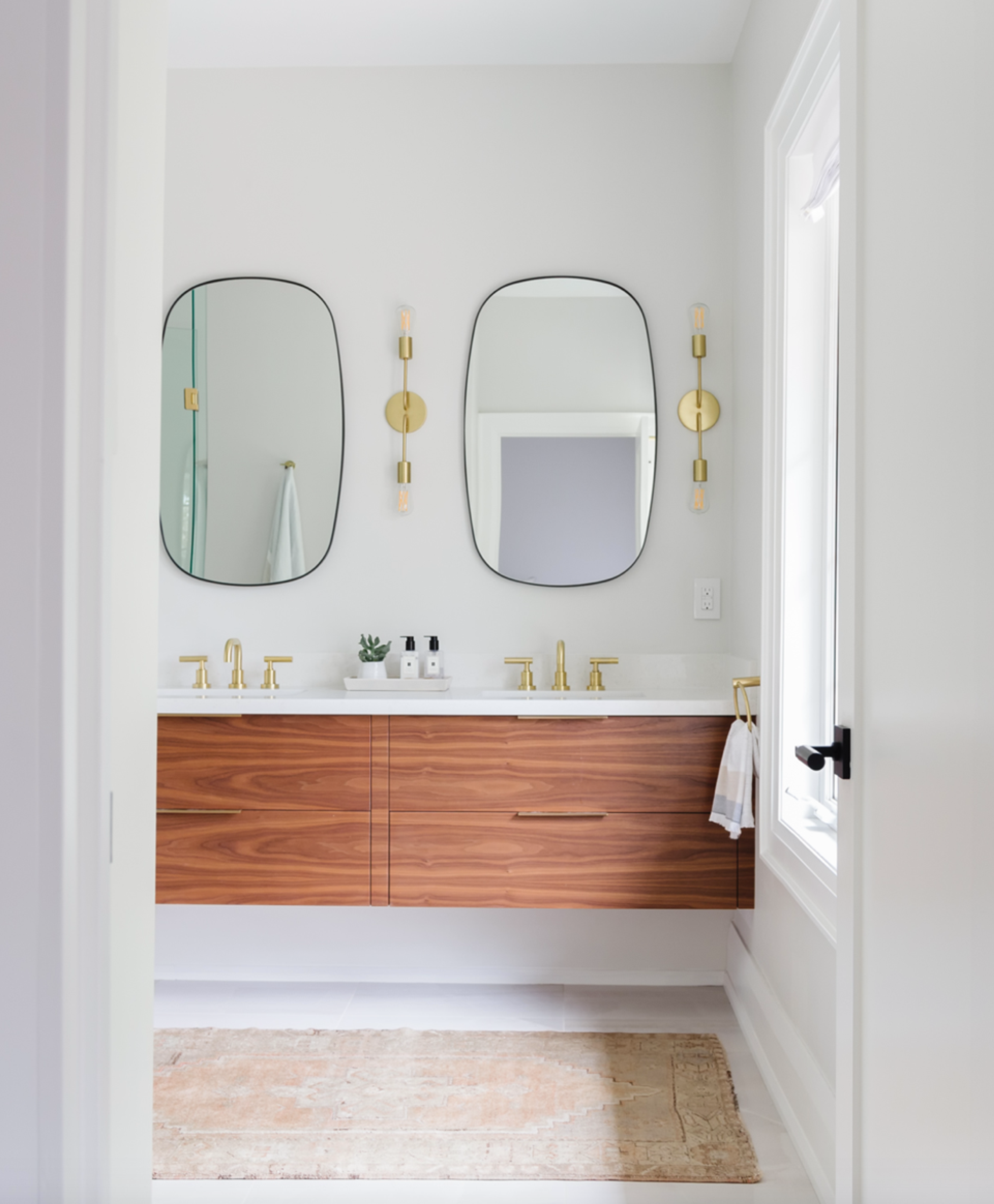 Modern bathroom.