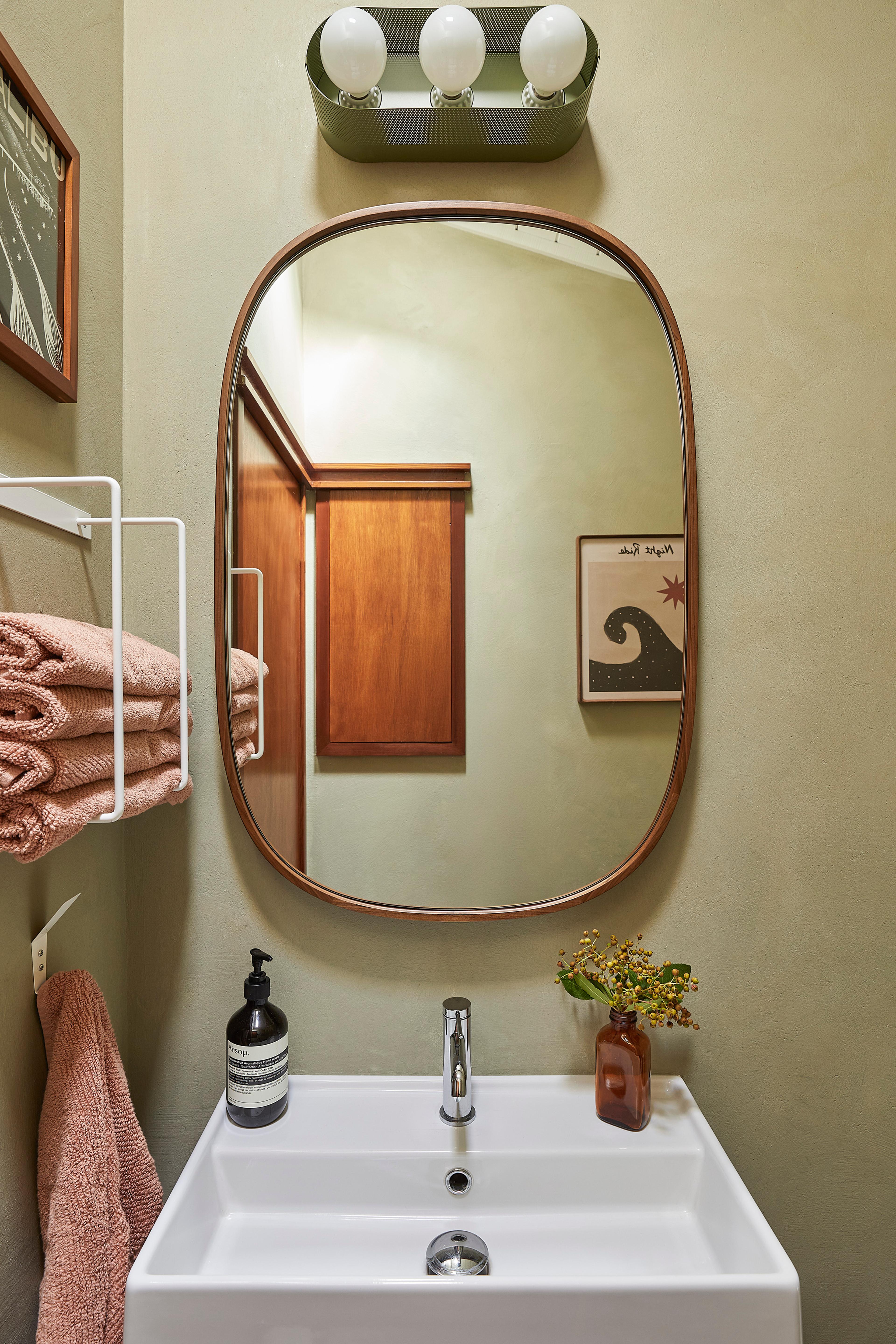 Modern bathroom.