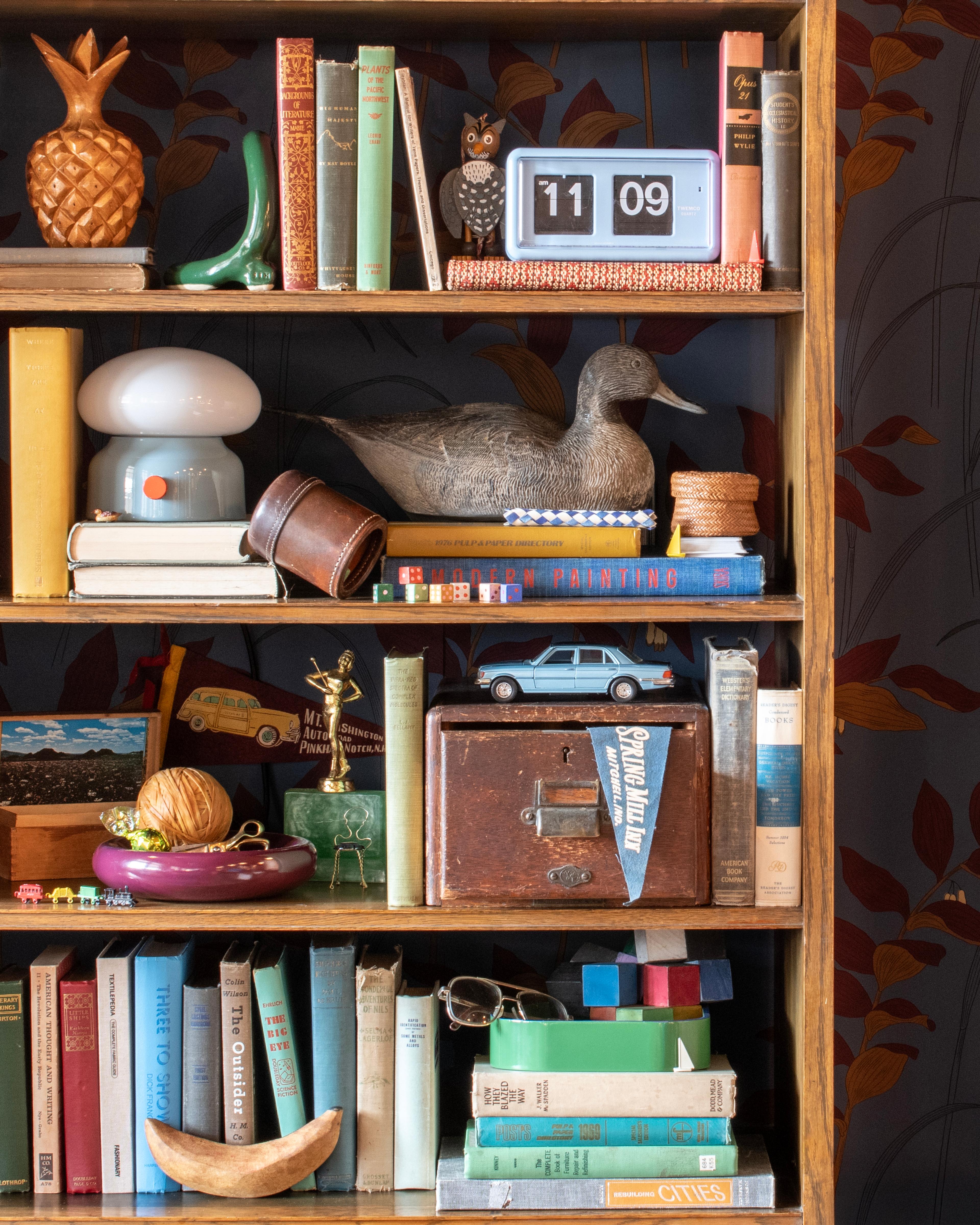 I spy shelfie. 