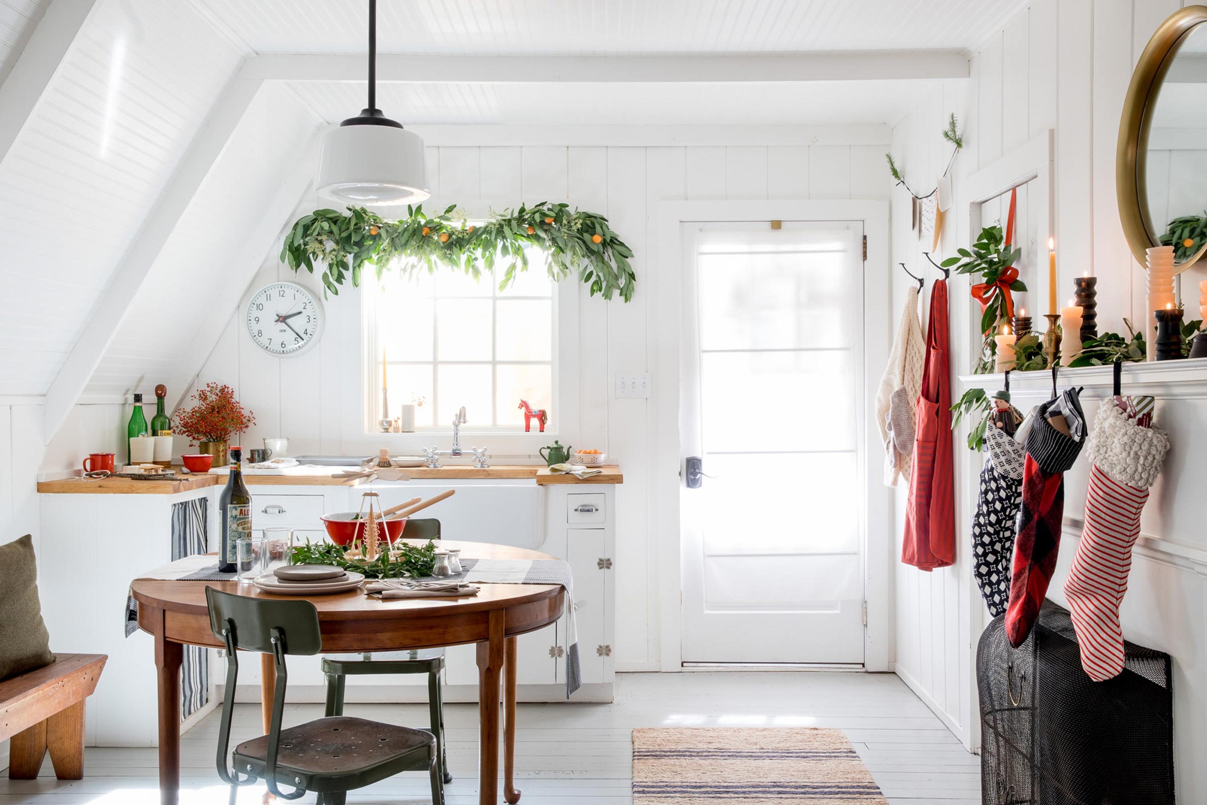 Scandinavian holiday decor for the holidays. 