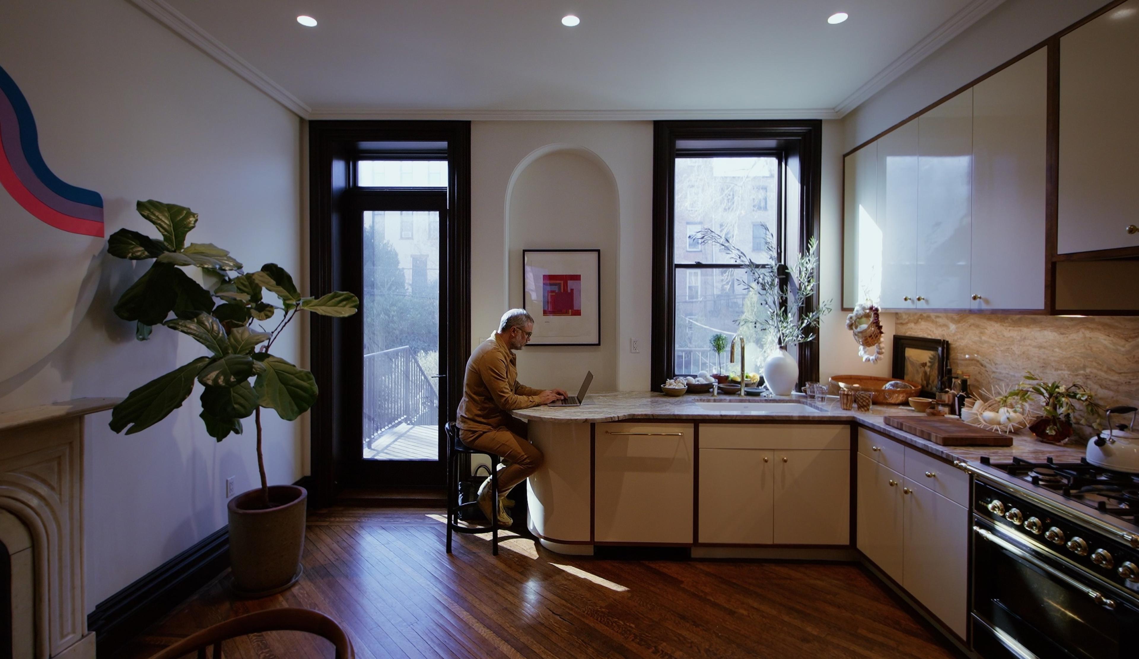 Schoolhouse Visits Roll & Hill Founder Jason Miller’s & Erin Pollard’s ’70s-Inspired Brownstone